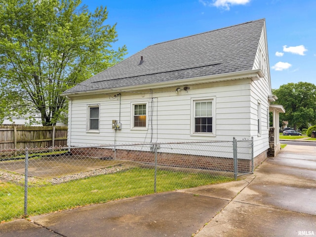 2714 W Kenwood Ave, West Peoria, IL 61604 - view of side of home with a shingled roof