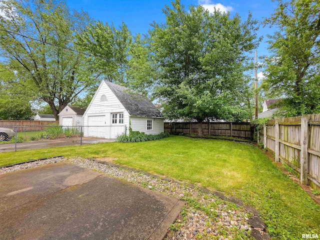 2714 W Kenwood Ave, West Peoria, IL 61604 - view of yard featuring a detached garage