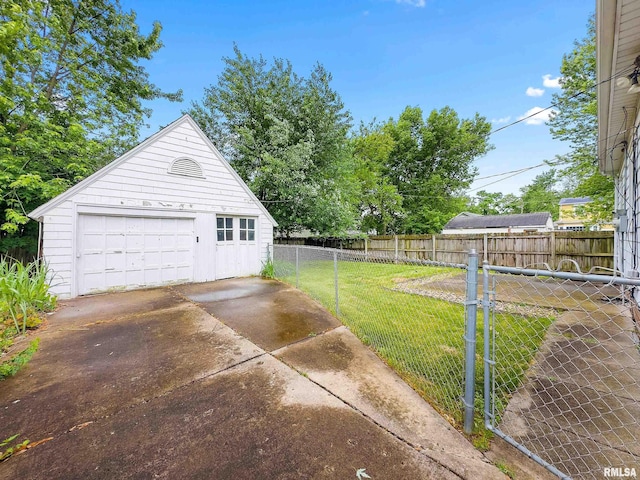 2714 W Kenwood Ave, West Peoria, IL 61604 - detached garage with driveway
