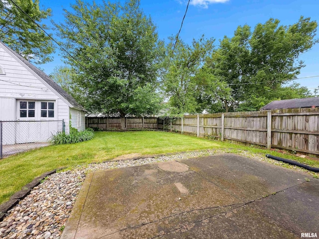 2714 W Kenwood Ave, West Peoria, IL 61604 - view of yard featuring a patio area