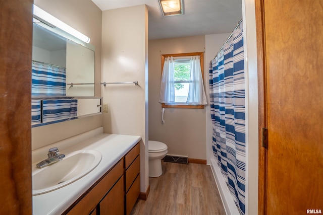 full bathroom featuring wood finished floors, toilet, vanity, baseboards, and curtained shower