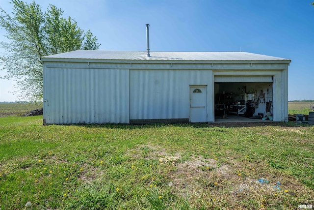 view of pole building featuring a yard