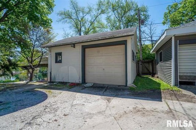 1624 W Barker Ave, Peoria, IL 61606 - view of front of house with a chimney