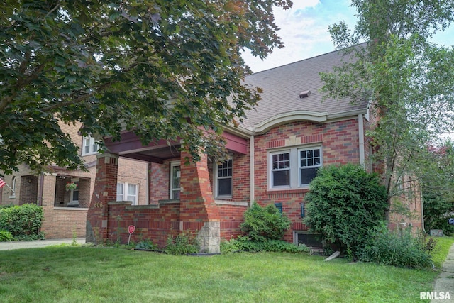 606 W Maywood Ave, Peoria, IL 61604 - view of front of house with brick siding and a front lawn