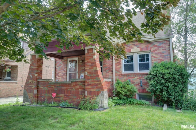 606 W Maywood Ave, Peoria, IL 61604 - view of side of home with brick siding and a yard