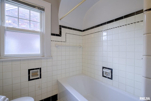 606 W Maywood Ave, Peoria, IL 61604 - full bath with a bathtub and healthy amount of natural light