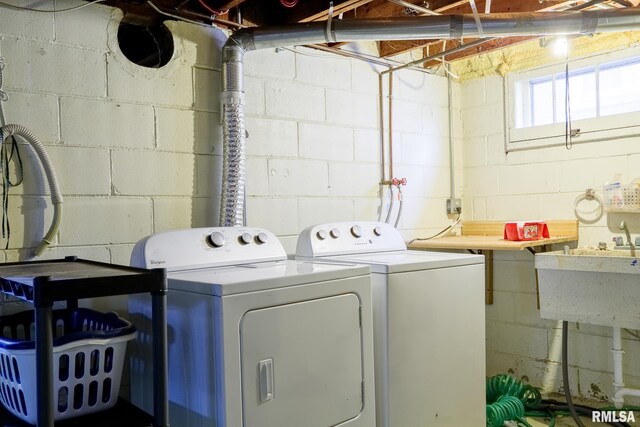 606 W Maywood Ave, Peoria, IL 61604 - laundry room with washing machine and dryer