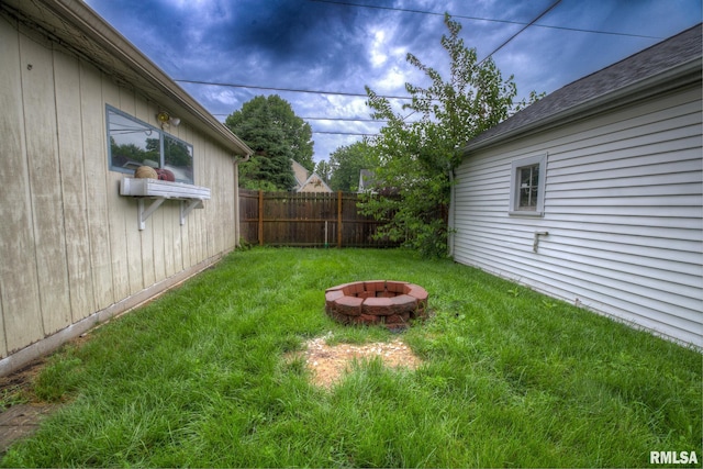 606 W Maywood Ave, Peoria, IL 61604 - view of yard featuring a fire pit