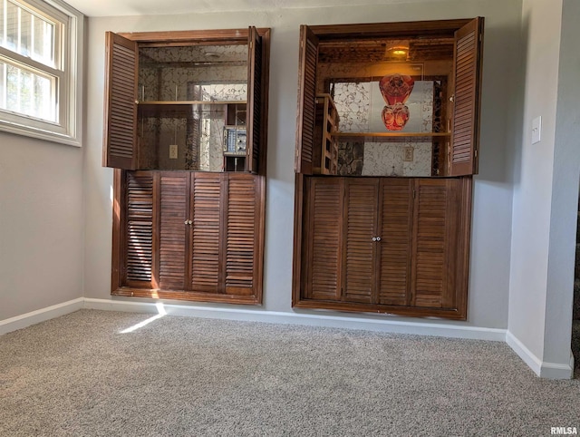 detailed view of carpet and baseboards