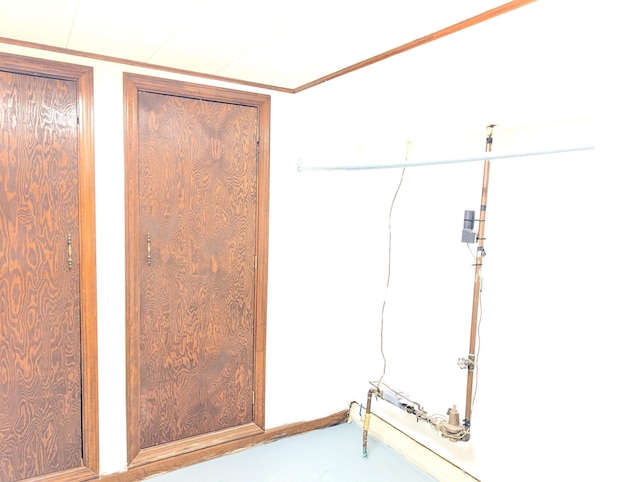 washroom featuring crown molding