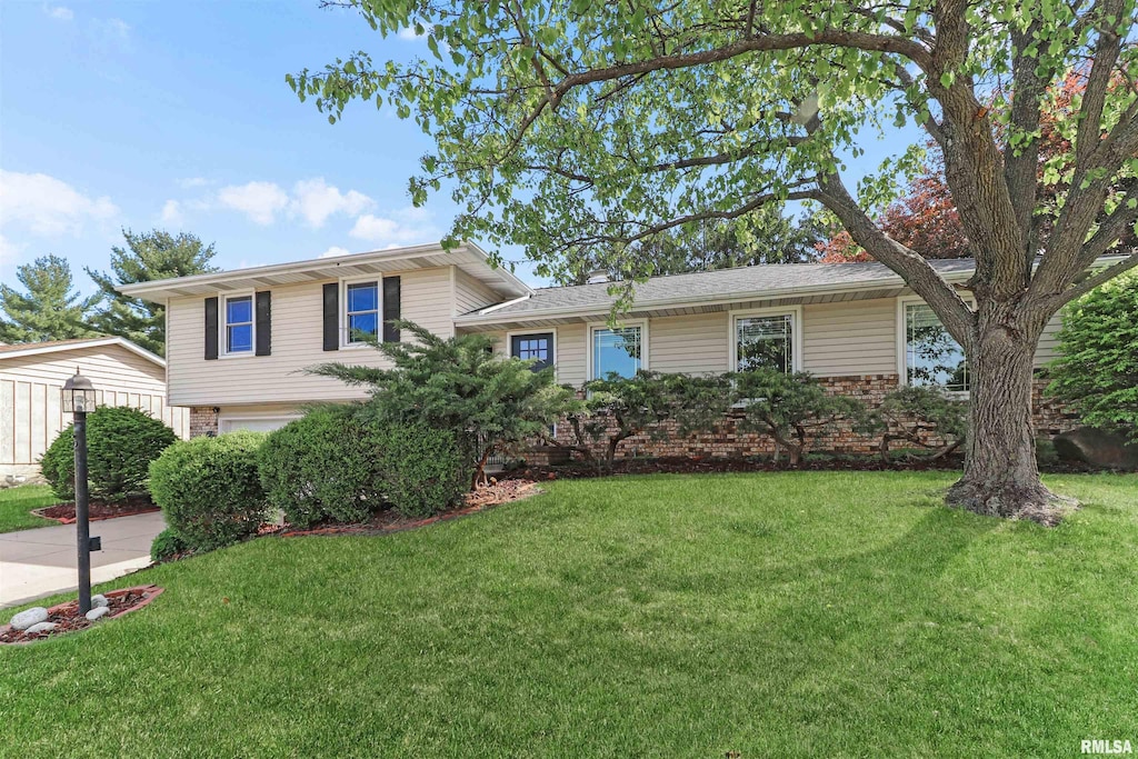 408 N Ohio Ave, Morton, IL 61550 - tri-level home featuring a front lawn, brick siding, and a garage