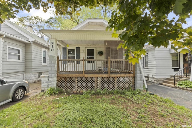 910 W Virginia Ave, Peoria, IL 61604 - bungalow-style house with a porch
