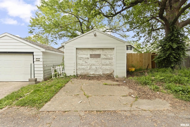 910 W Virginia Ave, Peoria, IL 61604 - garage with fence