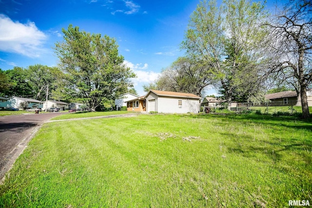 view of yard featuring driveway