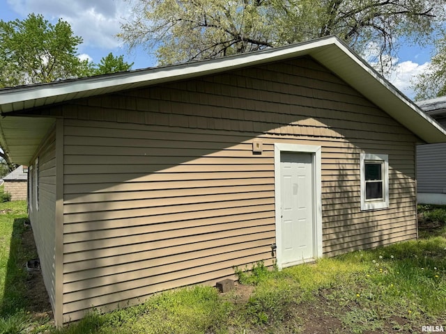 view of outdoor structure with an outbuilding