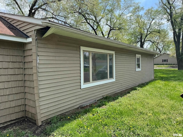 view of side of property featuring a lawn