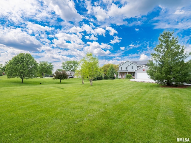 view of green lawn