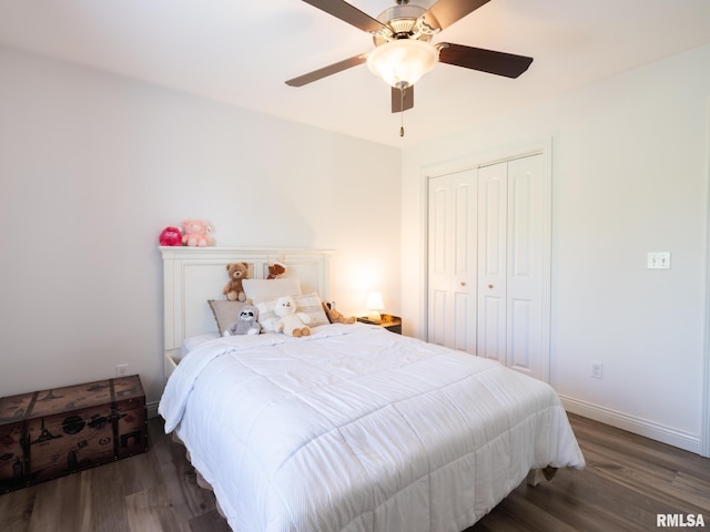 bedroom with wood finished floors, a closet, ceiling fan, and baseboards