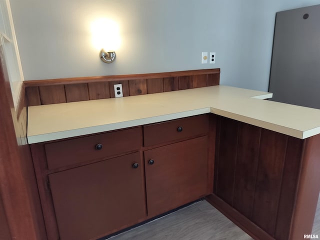 927 W Oakview Dr, Peoria, IL 61615 - kitchen with light countertops and wood finished floors