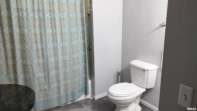 927 W Oakview Dr, Peoria, IL 61615 - full bathroom with baseboards, toilet, a textured wall, and shower / bath combination with curtain
