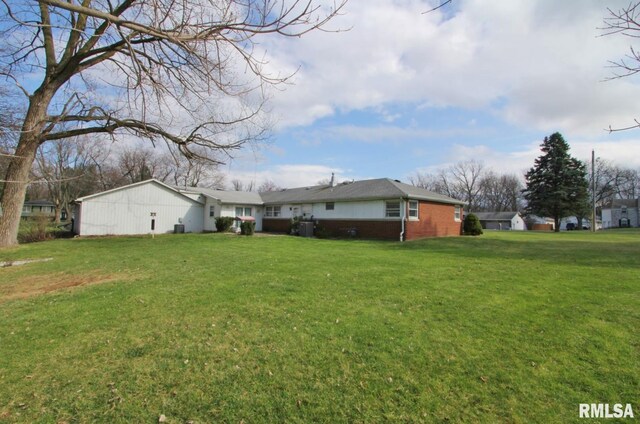 927 W Oakview Dr, Peoria, IL 61615 - view of green lawn