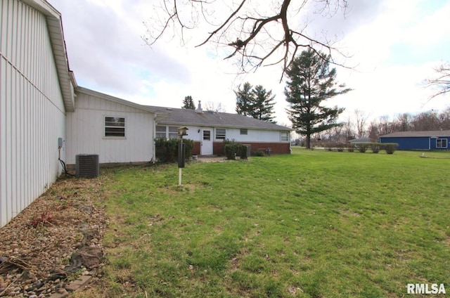 927 W Oakview Dr, Peoria, IL 61615 - view of grassy yard featuring central AC
