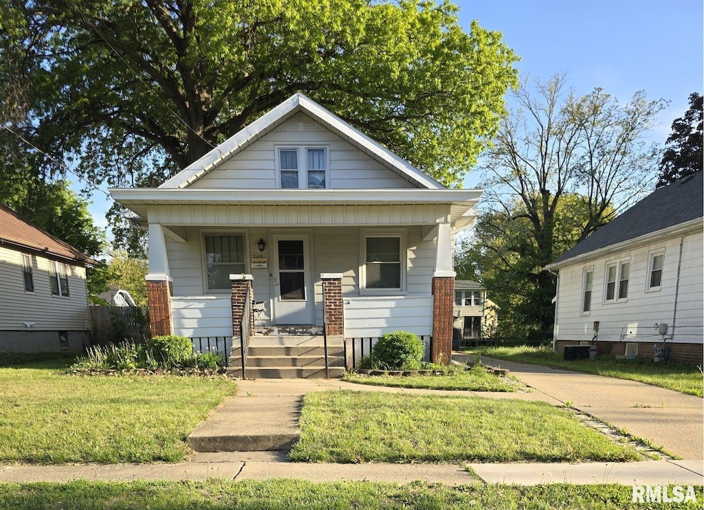 718 W Corrington Ave, Peoria, IL 61604 - view of front facade with a porch and a front yard