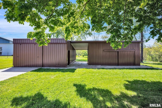 view of grassy yard featuring an outbuilding and a pole building