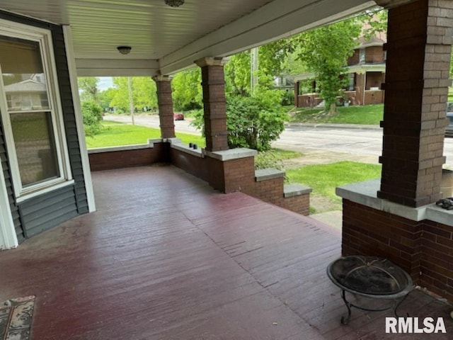 2826 NE Madison Ave, Peoria, IL 61603 - view of patio featuring covered porch