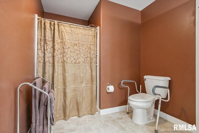 2512 Stonehenge Ct Unit 7Ashv, Peoria, IL 61615 - bathroom featuring a shower with curtain, toilet, and baseboards