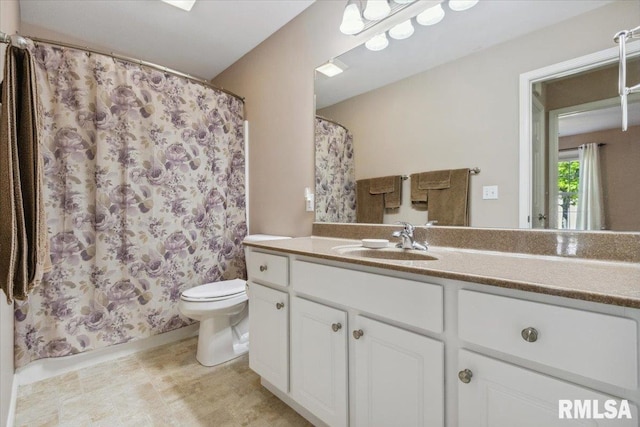 2512 Stonehenge Ct Unit 7Ashv, Peoria, IL 61615 - full bathroom with toilet, vanity, curtained shower, and baseboards
