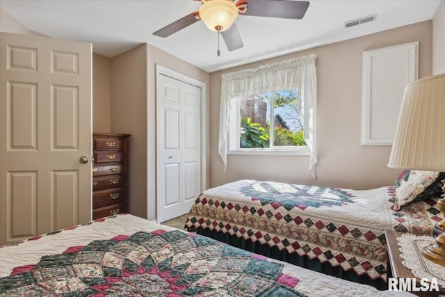 2512 Stonehenge Ct Unit 7Ashv, Peoria, IL 61615 - bedroom featuring a closet and a ceiling fan