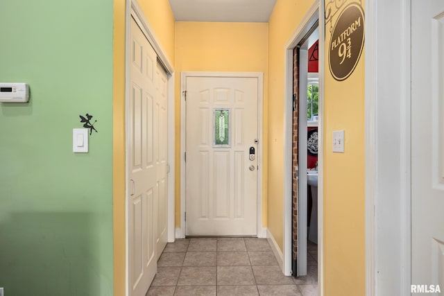 3329 W King James Rd, Peoria, IL 61615 - entryway with light tile patterned floors and baseboards