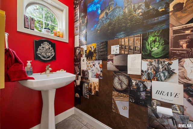 3329 W King James Rd, Peoria, IL 61615 - bathroom featuring tile patterned floors and baseboards