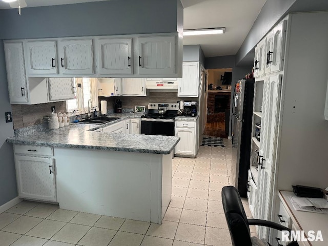 1635 W Country Oaks Ct, Dunlap, IL 61525 - kitchen with stainless steel appliances, a sink, a peninsula, under cabinet range hood, and white cabinetry