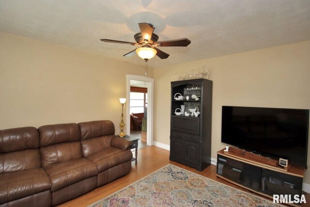 102 W Essex St, Glasford, IL 61533 - photo 12