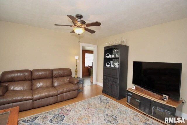 102 W Essex St, Glasford, IL 61533 - photo 17