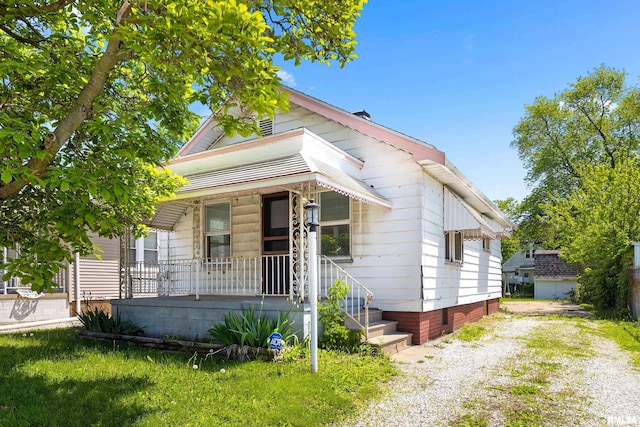view of front facade featuring a porch and crawl space