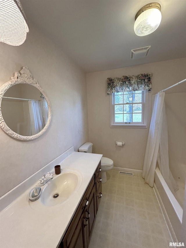 full bath featuring tile patterned floors, toilet, vanity, baseboards, and shower / tub combo with curtain