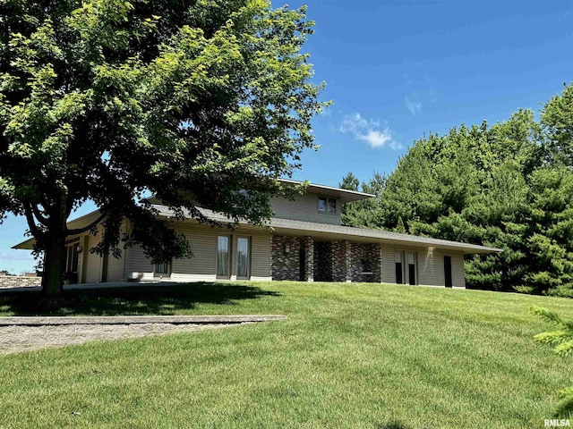6 Marty Ln, Macomb, IL 61455 - view of front of house featuring a front lawn