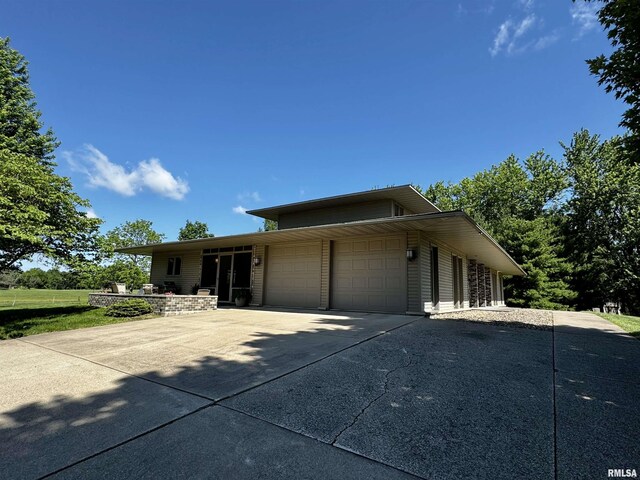6 Marty Ln, Macomb, IL 61455 - view of front facade featuring a garage and driveway