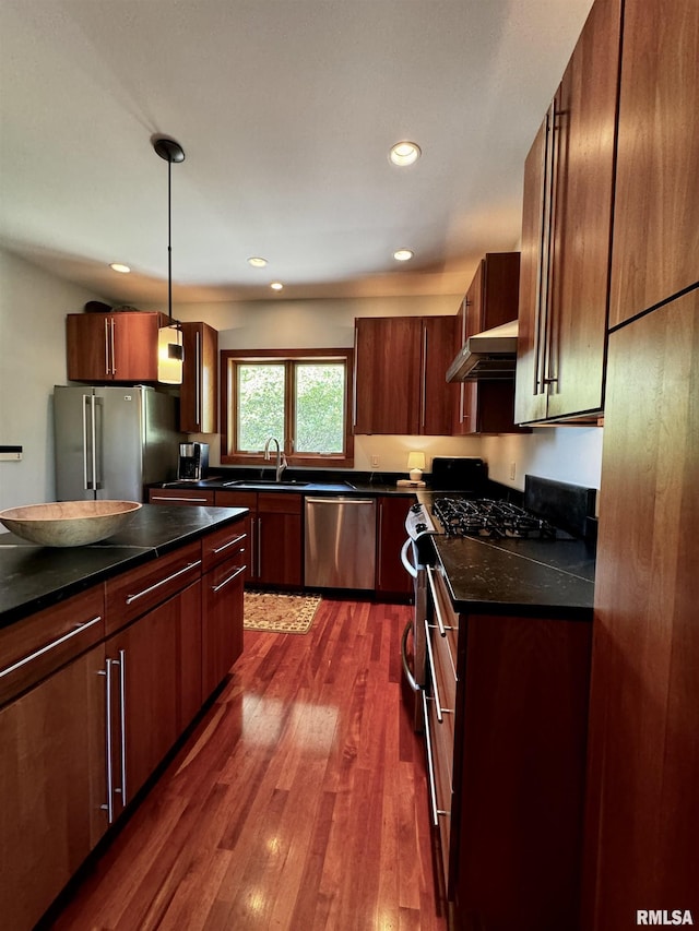 6 Marty Ln, Macomb, IL 61455 - kitchen with stainless steel appliances, a sink, dark wood finished floors, pendant lighting, and recessed lighting