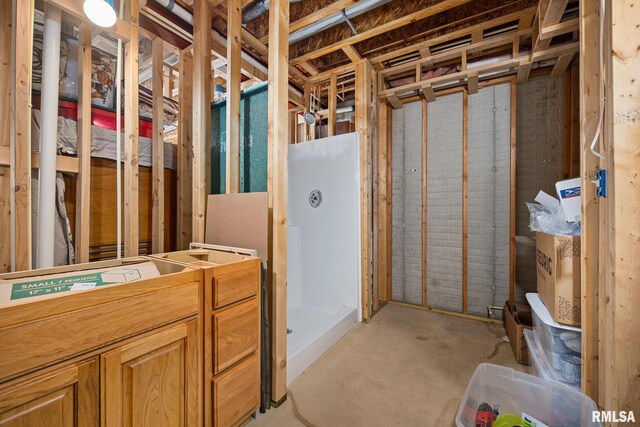 bathroom featuring concrete flooring