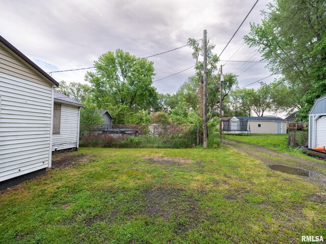 246 Herget St, Pekin, IL 61554 - view of yard