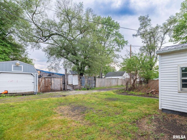 246 Herget St, Pekin, IL 61554 - view of yard with an outdoor structure