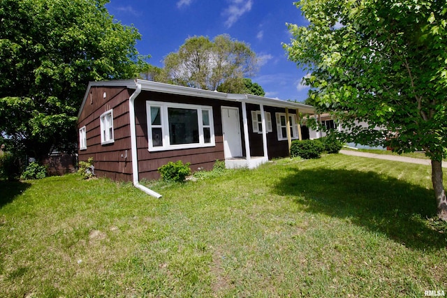 109 N 19th St, Pekin, IL 61554 - ranch-style home featuring a front lawn