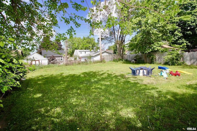 109 N 19th St, Pekin, IL 61554 - view of yard