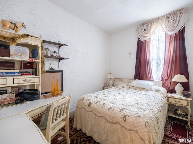 1218 N Sheridan Rd, Peoria, IL 61606 - bedroom featuring a textured wall and an office area