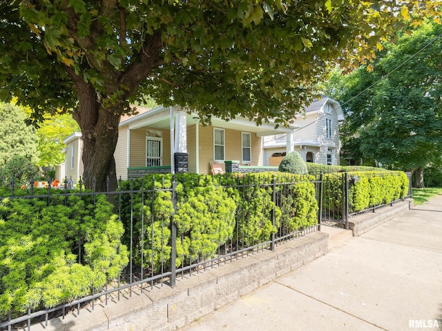 1218 N Sheridan Rd, Peoria, IL 61606 - obstructed view of property with a porch and fence