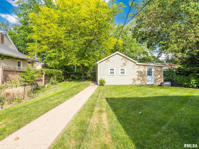1218 N Sheridan Rd, Peoria, IL 61606 - view of yard featuring an outbuilding